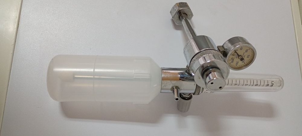 Reduktor tlenowy medyczny z nawilzaczem.