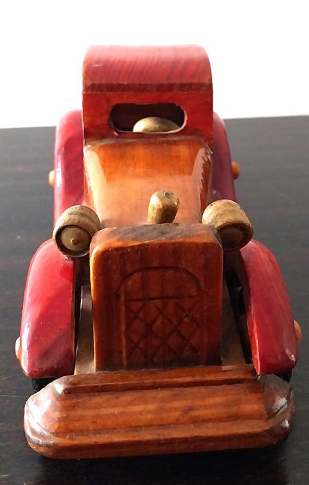 miniatura automóvel em madeira, evocativo do Citröen Arrastadeira