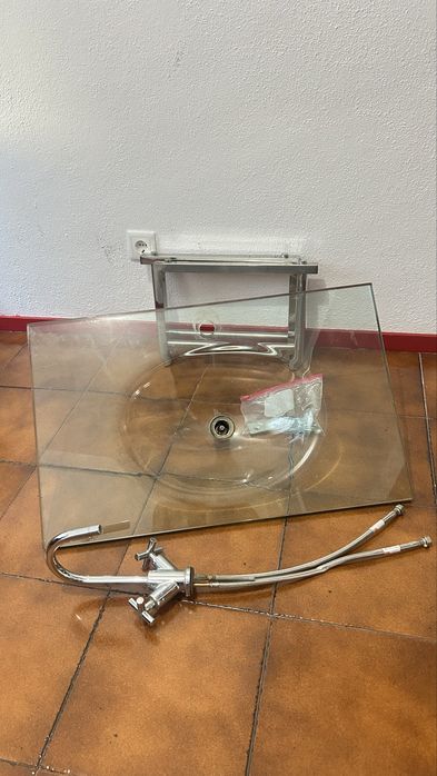 lavatório de vidro + torneira
