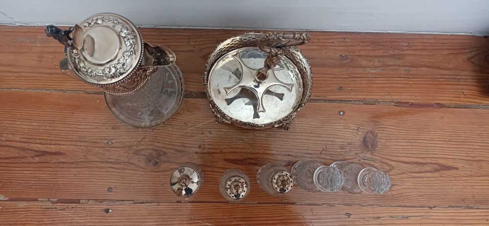 Galheteiro e jarra de água em casquinha e vidro