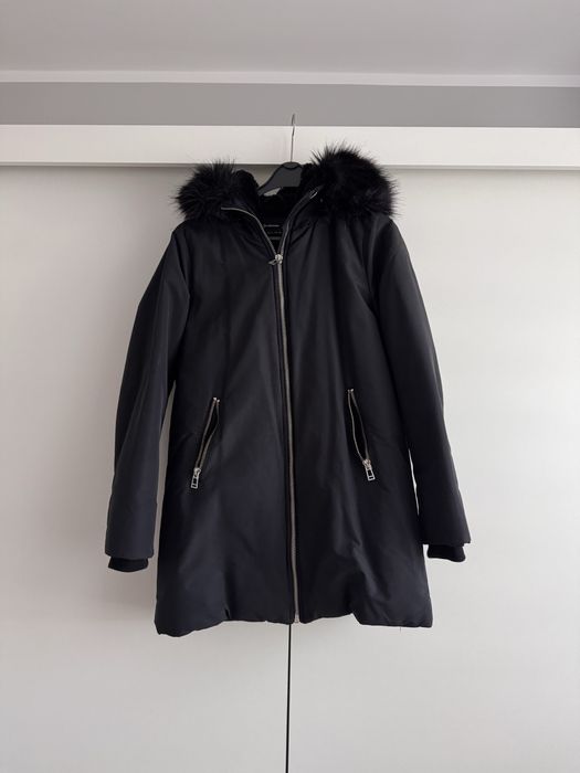 Czarna kurtka zimowa damska z kapturem Stradivarius L