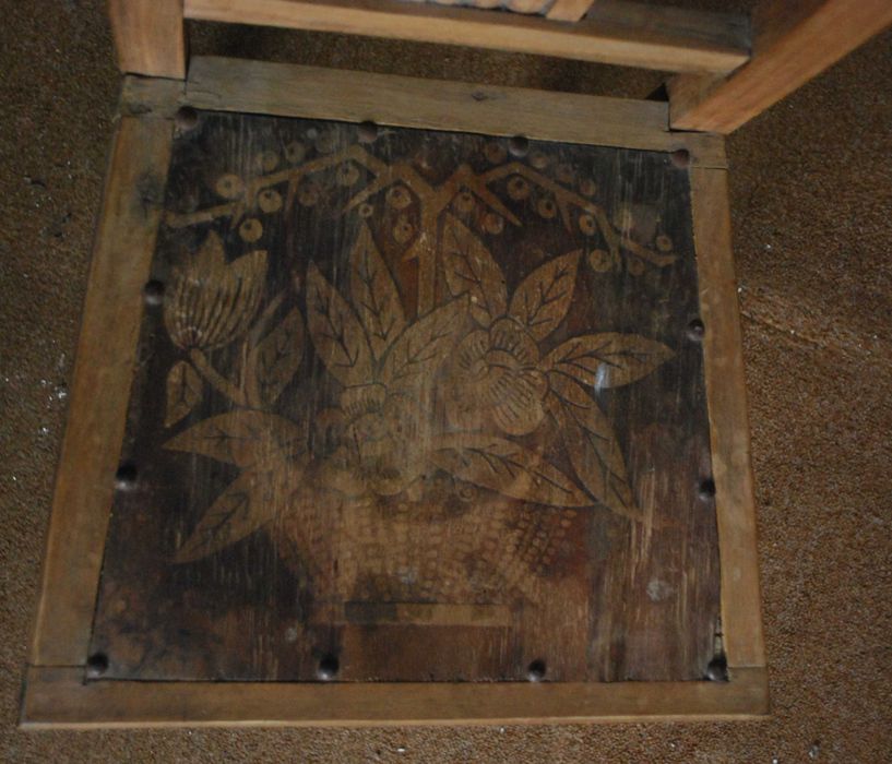 Cadeira em Madeira Antiga (Com mais de 80 Anos)