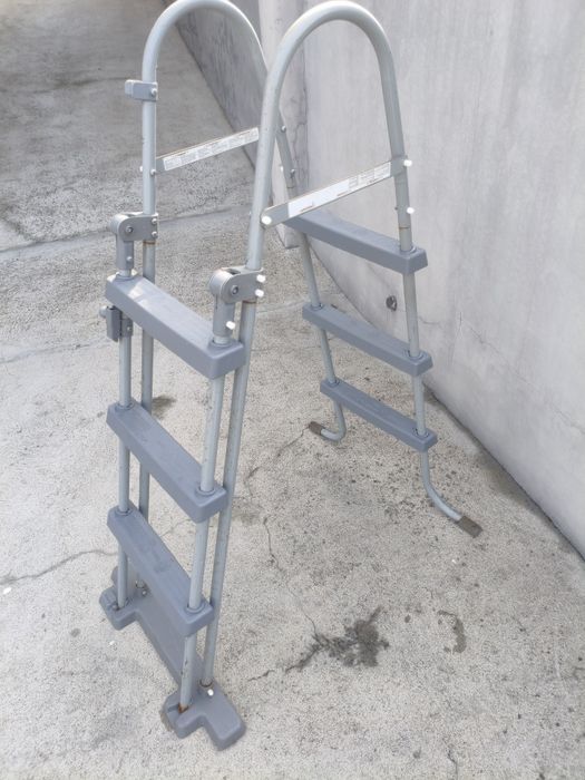 Escada Bestway para piscina com 1m de altura