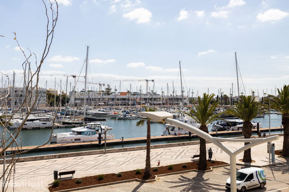 Descubra o Seu Refúgio Minimalista: Apartamento para Renovar em Zona T