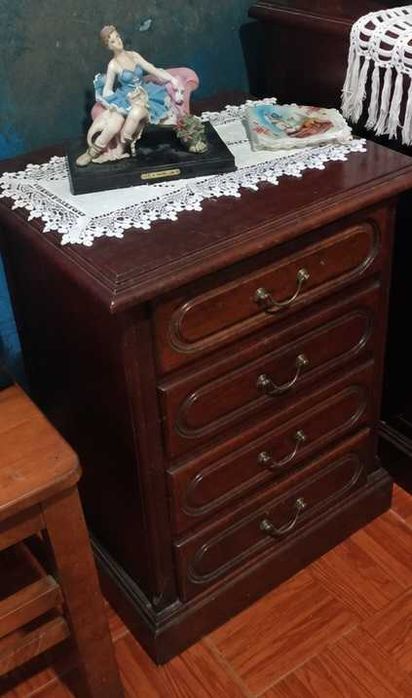 Conjunto de Quarto VINTAGE em Mogno | Guarda-Roupa + Estante c/ Espelho + Mesinha de Cabeceira