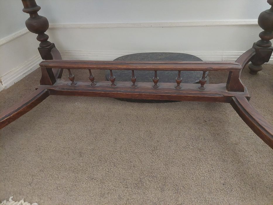 Linda mesa muito antiga e trabalhada maciça