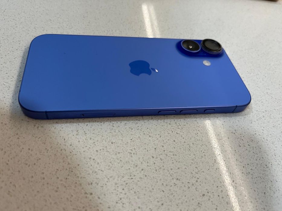 Iphone 16 azul , praticamento  novo