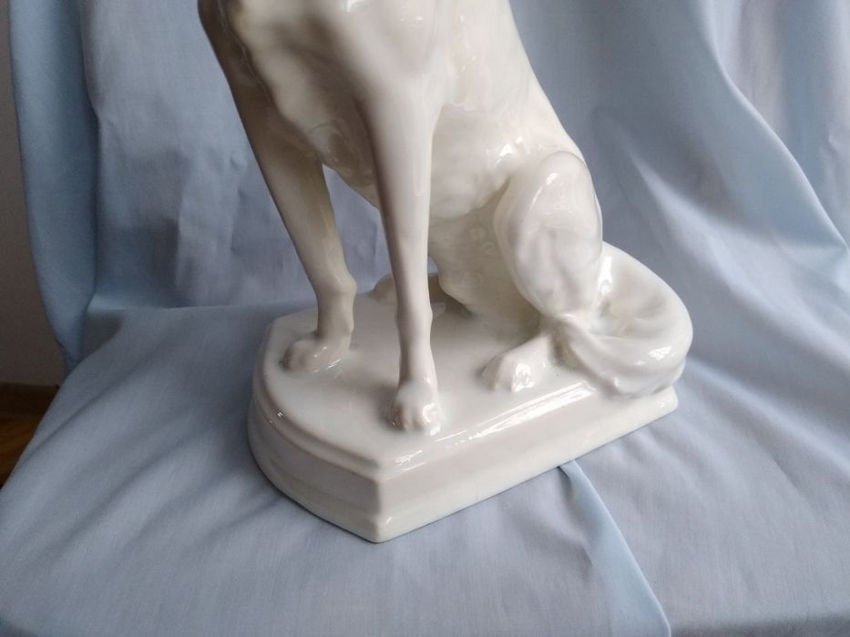 Duża porcelanowa figurka psa