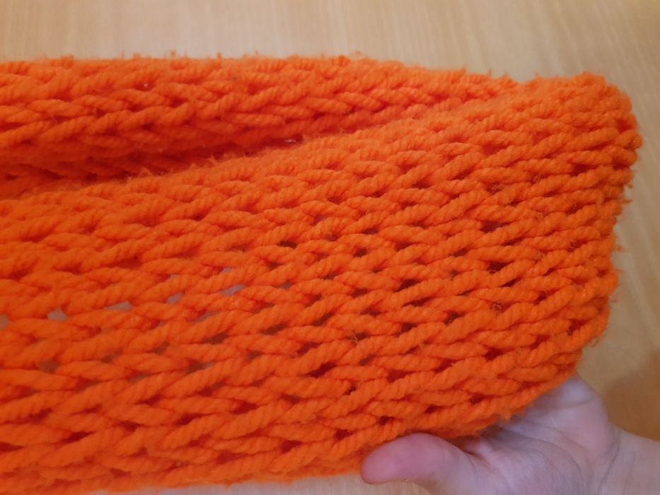 Gola laranja feita à mão
