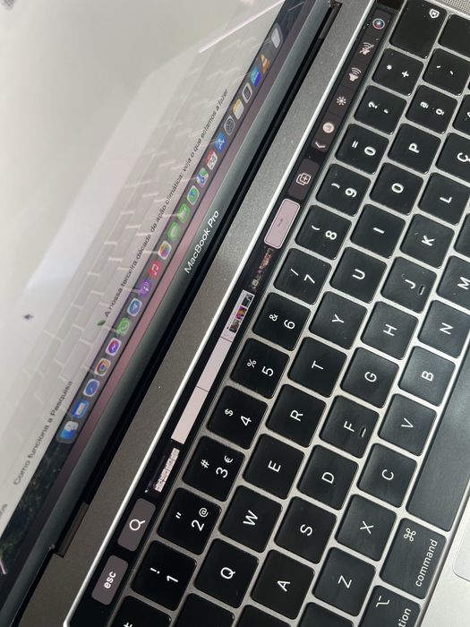 MacBook Pro 13’ 2019, 2,4 GHz / 8GB / 500GB com Acessórios