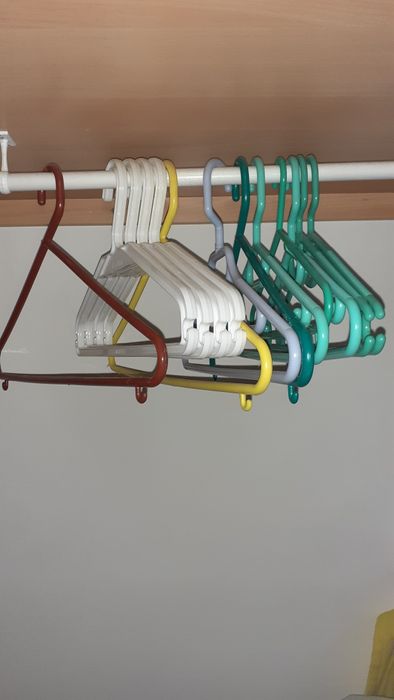 Cabides de plástico variados