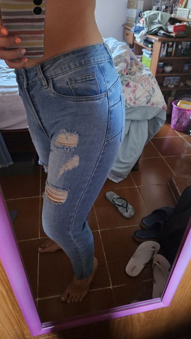 Várias calças jeans e pantalonas