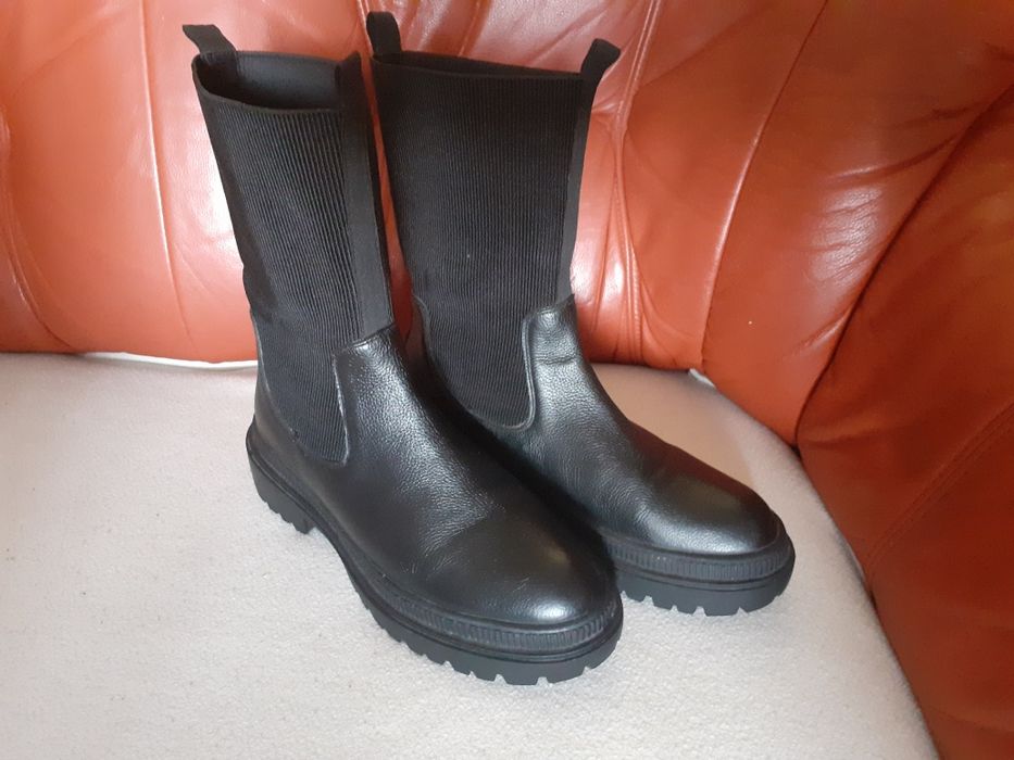 Wysokie buty damskie na grubej zeluwce.