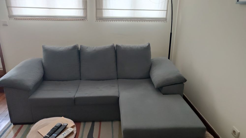 Sofá em tons cinza com chaise longue