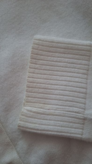 Bialy sweterek rozmiar 10 dzieciecy