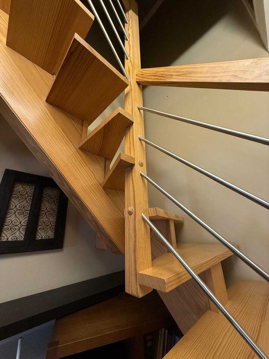 Escada interior em pinho nacional maciço e inox