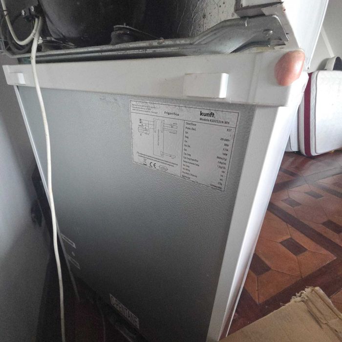 Mini Frigorífico Kunft com Congelador (109L Total) - Excelente Estado