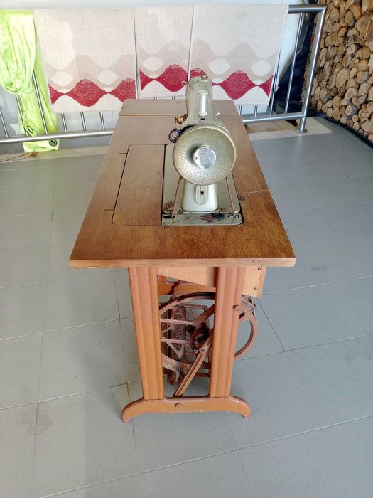 Máquina de costura a coser bem