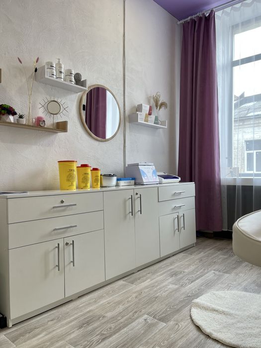 Дзеркало у деревʼяній оправі