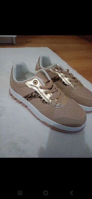 Tenis beges e dourados guess