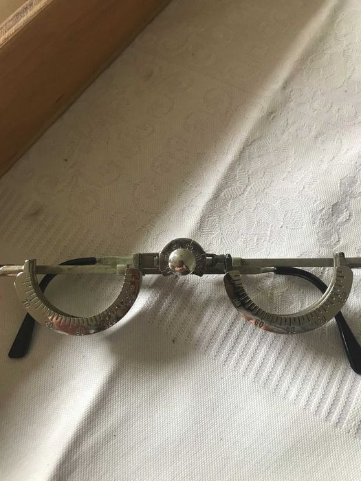 Kompletna kaseta do doboru okularów z soczewkami.