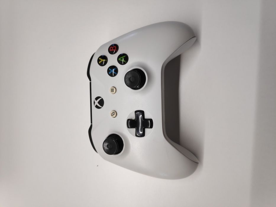 Consola Xbox One S com comando e jogo