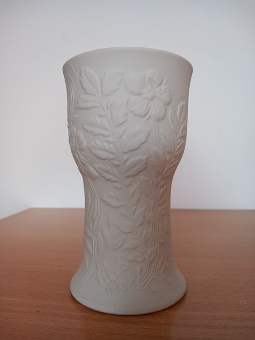 Arabia Finland. Wazon porcelanowy. Biskwitowy.