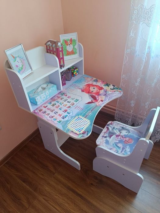 Дитяча парта зі стільчиком та поличками