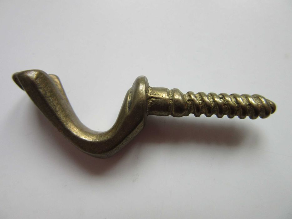 4 haczyki z szyldami .