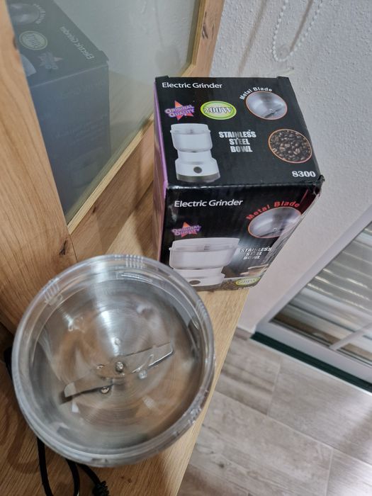 Moinho elétrico de aço inoxidável.  Novo