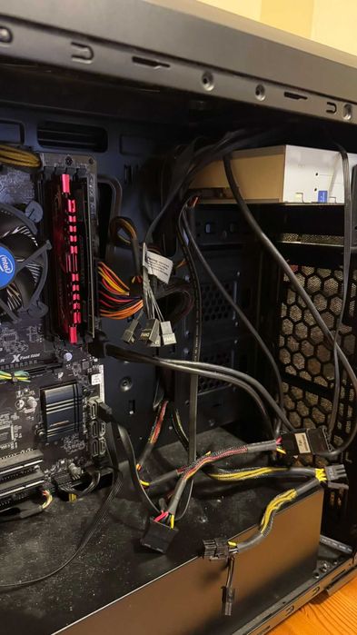 Caixa Computador Nox com peças vintages