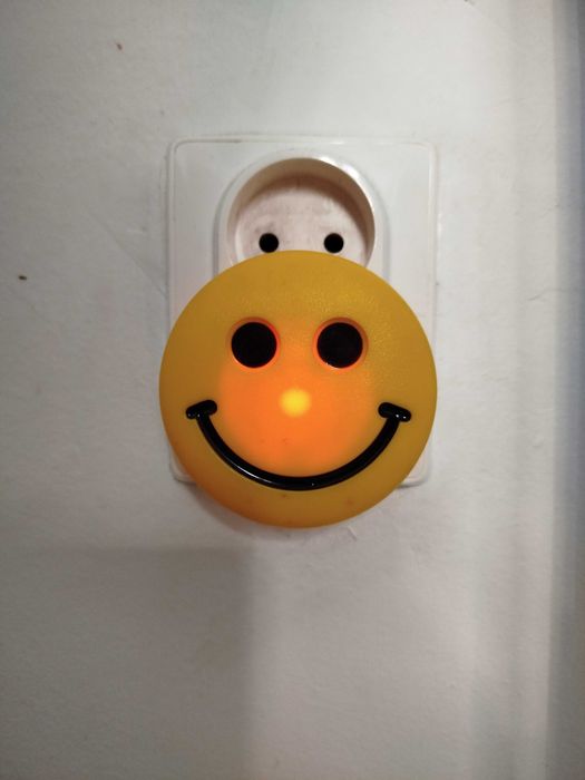 Lampka wtyczka kontakt uśmiech minka