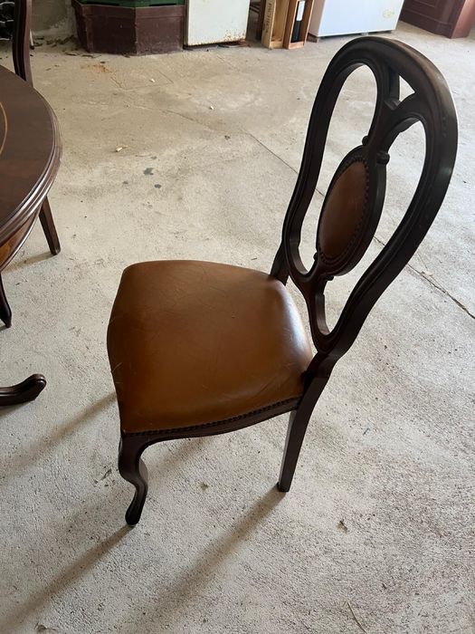 Mesa redonda extensivel e cadeiras