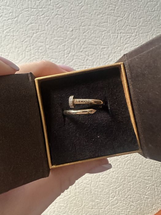 Золота каблучка кольцо з діамантами у стилі cartier