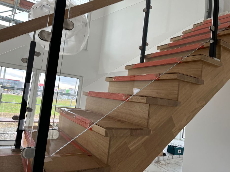 Schody dębowe ze szklaną balustradą nowe