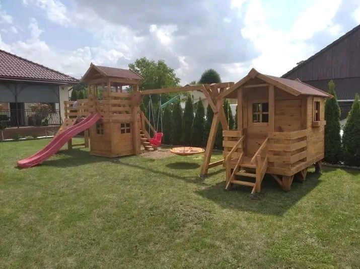 Plac zabaw dla dzieci, domek dla dzieci