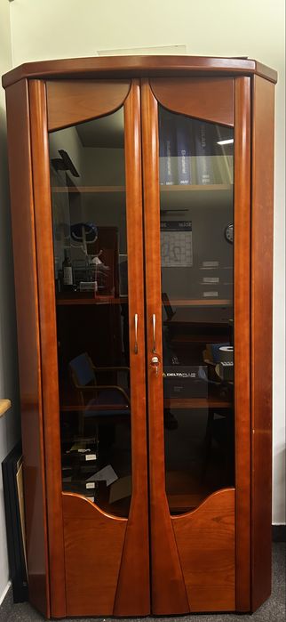 Zestaw drewnianych mebli CAPITOL do pokoju Prezesa.