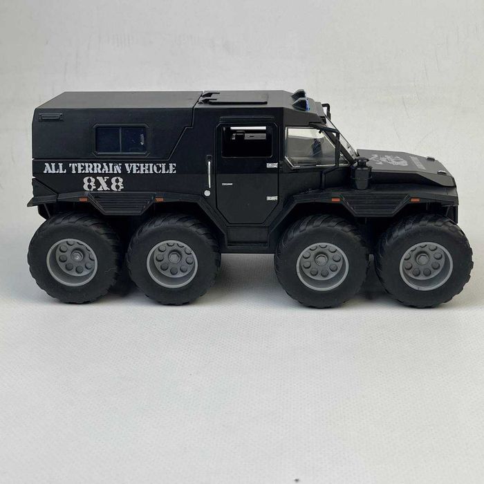 Металева Колекційна модель 1:24 Shaman 8×8 з підсвіткою фар, звуком