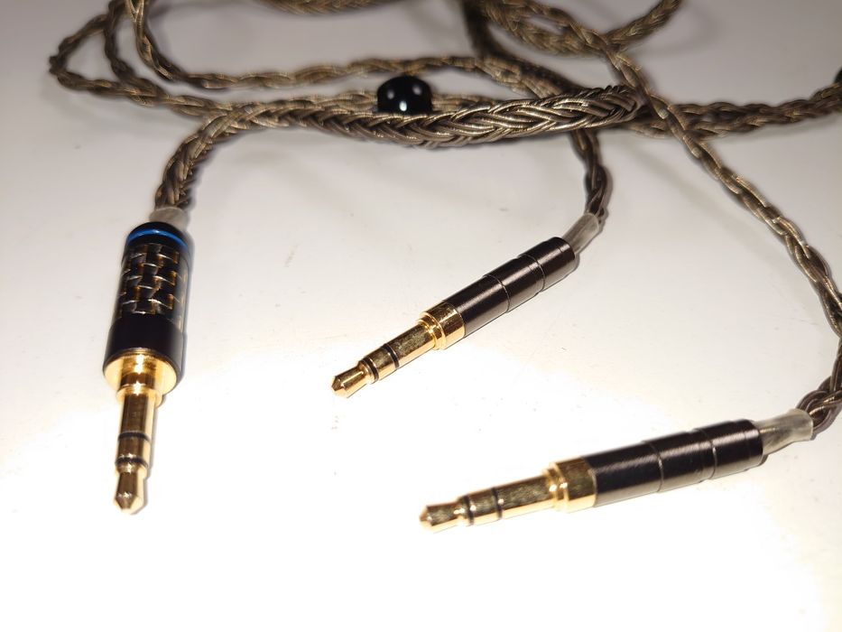 Кабель для наушников премиум сегмента.  Y образного типа.