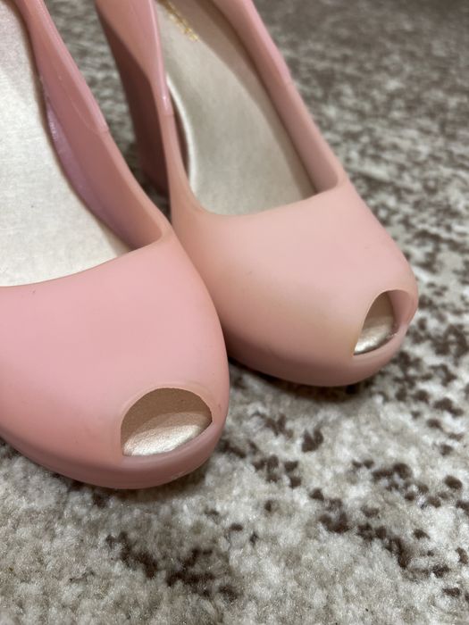 Жіночі сандалі, босоніжки, туфлі vices