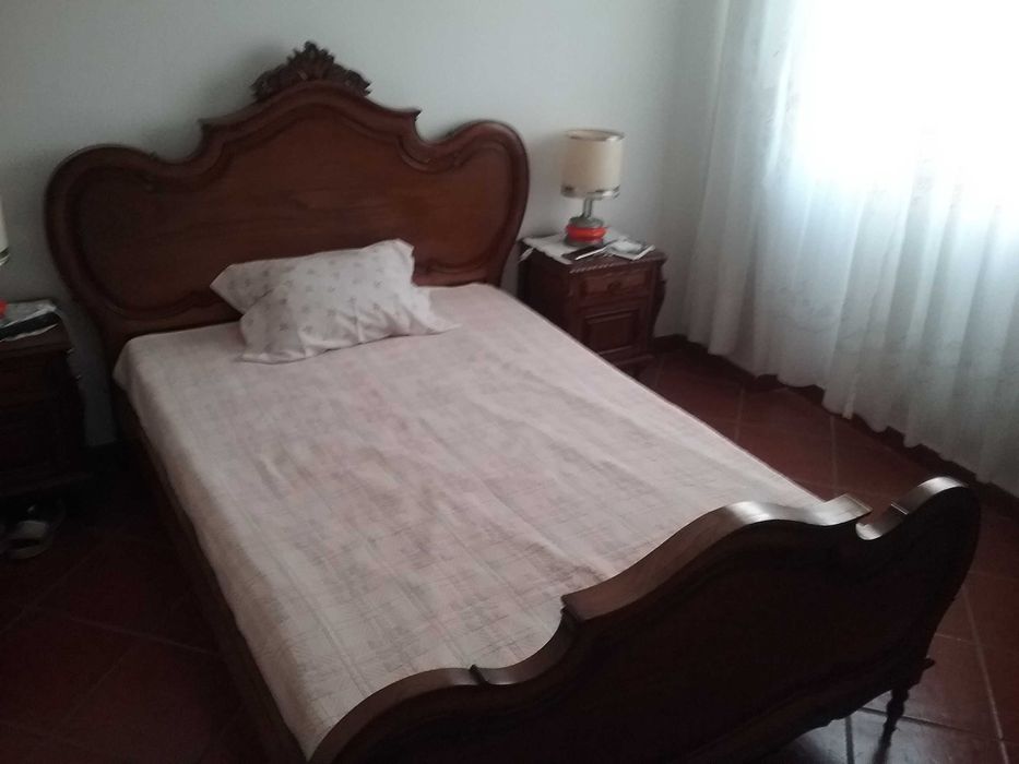mesa de sala madeira maciça e cama de casal