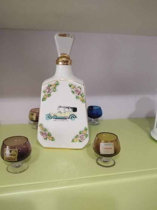 Garrafa antiga, com flores em alto relevo