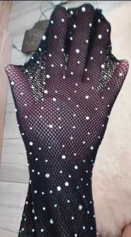 Jednoczęściowy strój plażowy na bikini.