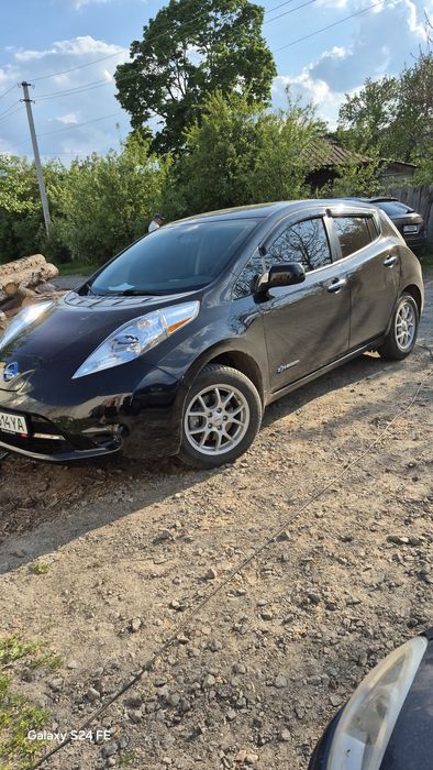 Машина Nissan Leaf