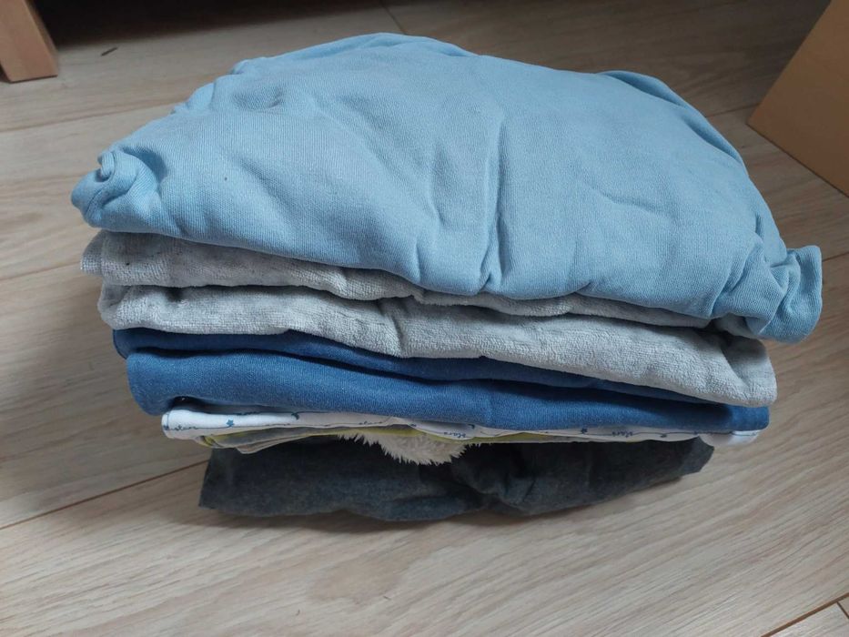 Kombinezon dla chłopca w rozmiarze 68, dodatkowo pajacyki i bluzeczki