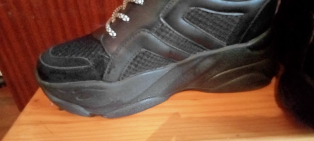 Продам кросівки в гарному стані