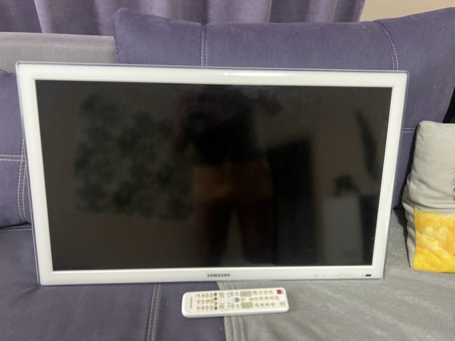 Телевизор samsung белый, в хорошем состоянии раьотает отлично