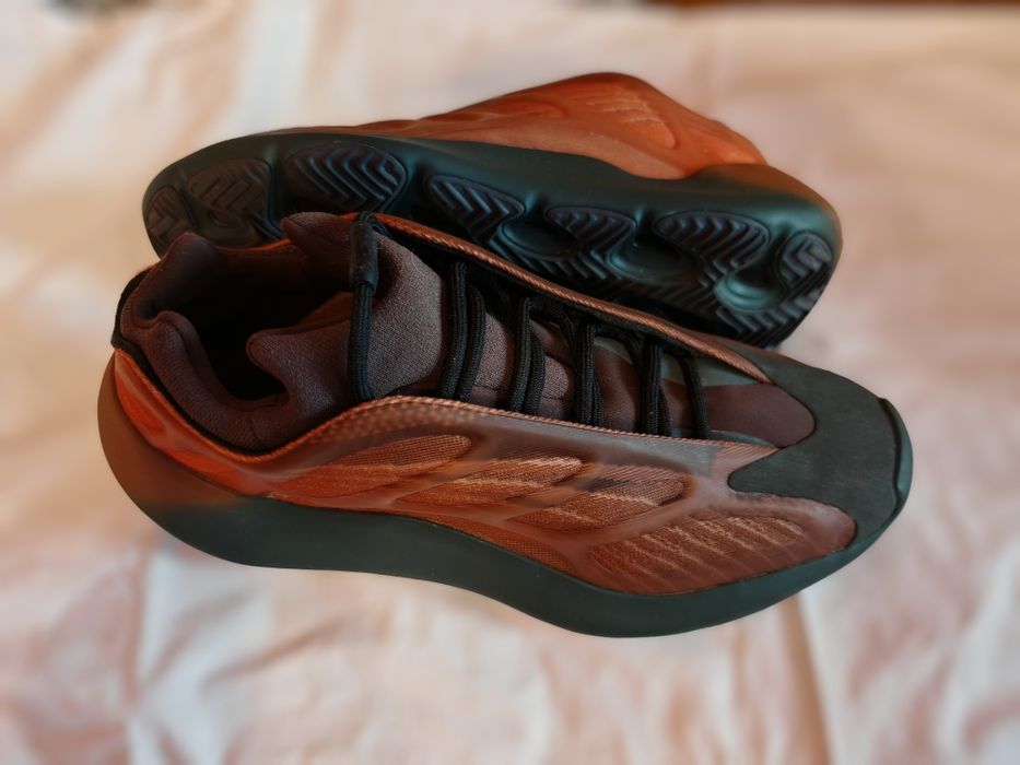 Buty Yezzy 700 V3  Copper Fade  Adidas