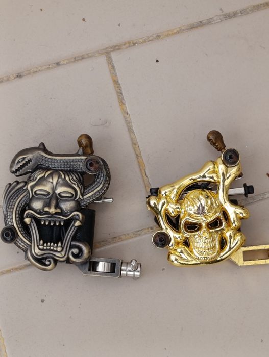 Duas máquinas de tatuagem