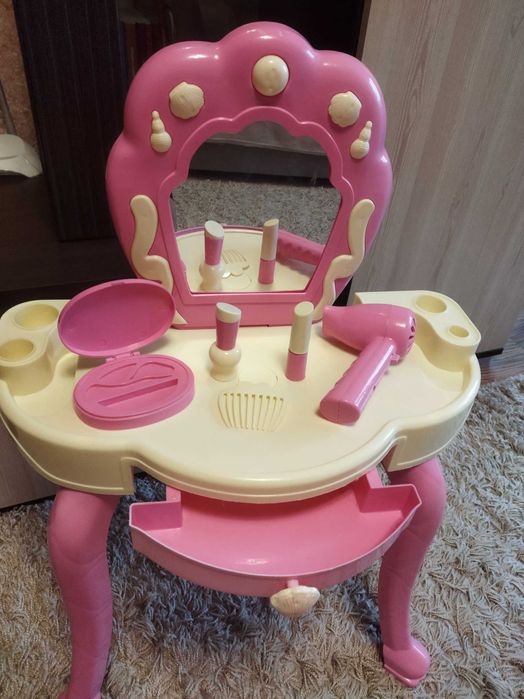 Столик для макіяжу маленькій принцесі